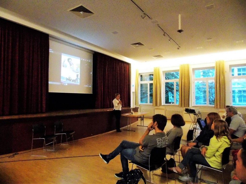 Manuela Rossi, di Italia Altrove, presenta l'evento di Francoforte